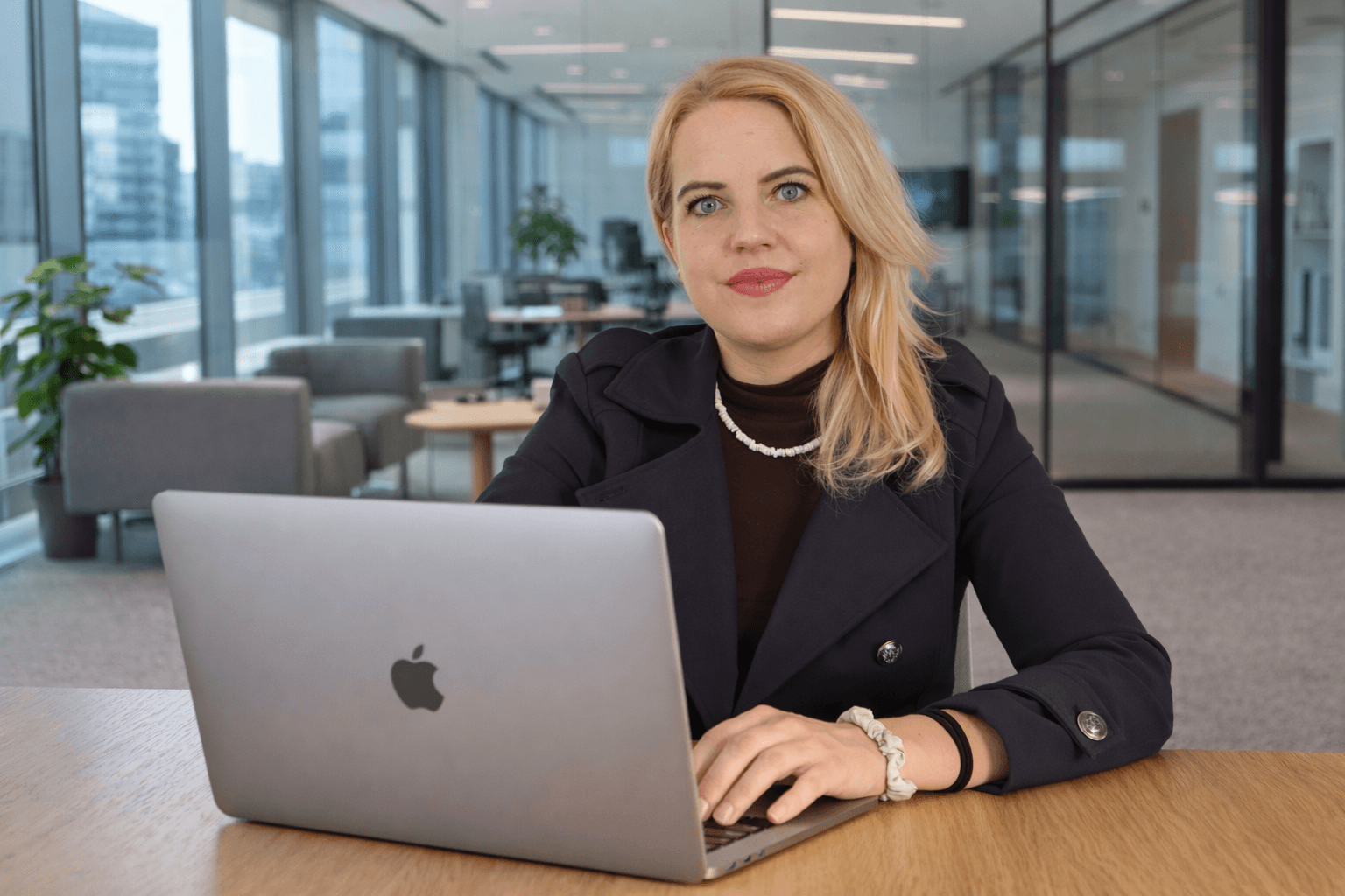 Vlasta Zobačová v kanceláři